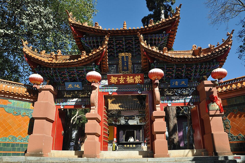 Black Dragon Pool Park (Heilongtan Park)